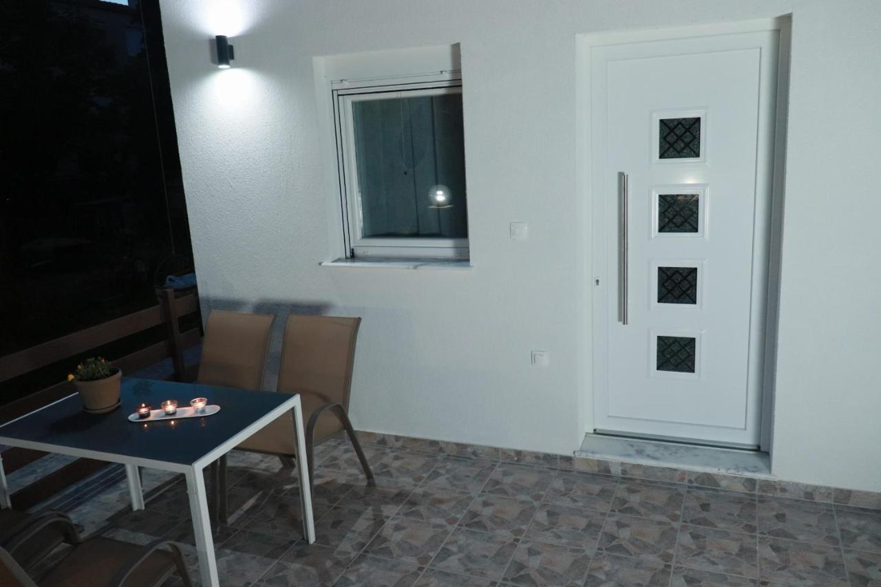Filippou Luxury Apartments 플로지타 외부 사진