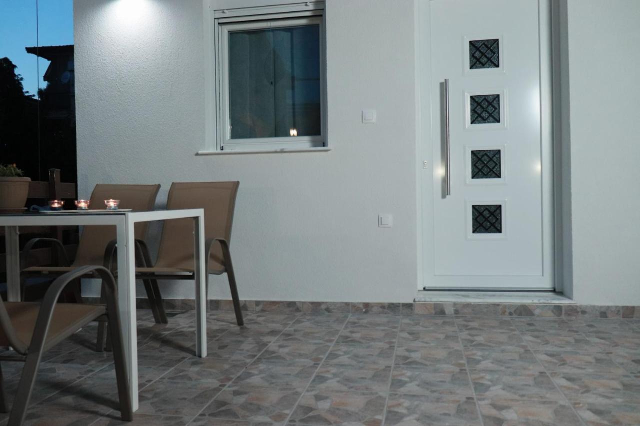 Filippou Luxury Apartments 플로지타 외부 사진