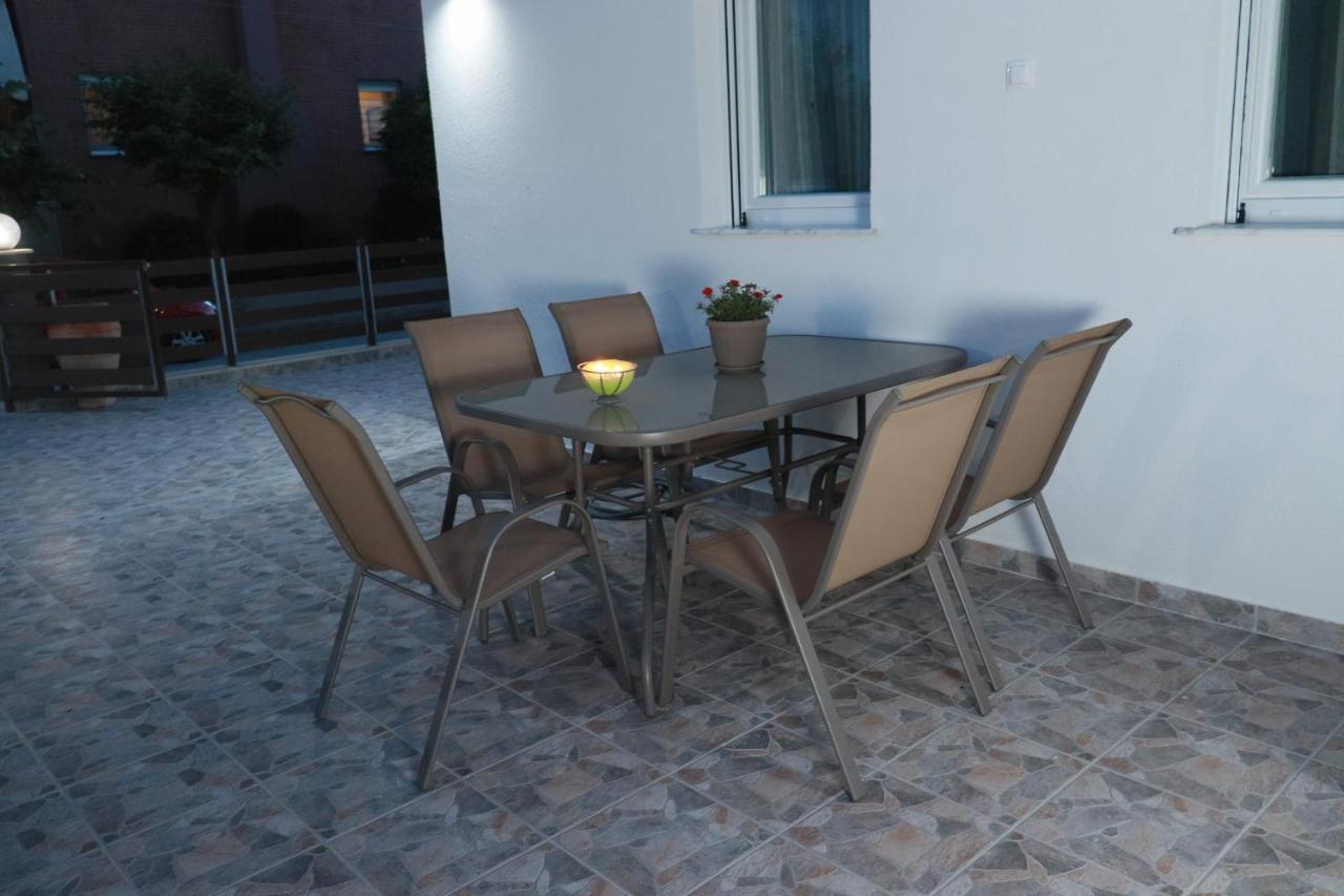 Filippou Luxury Apartments 플로지타 외부 사진
